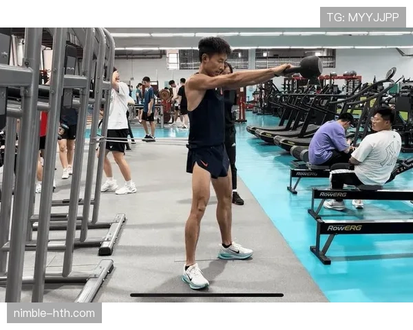 吴向东训练完直接去超市买打折菜，这反差谁懂啊