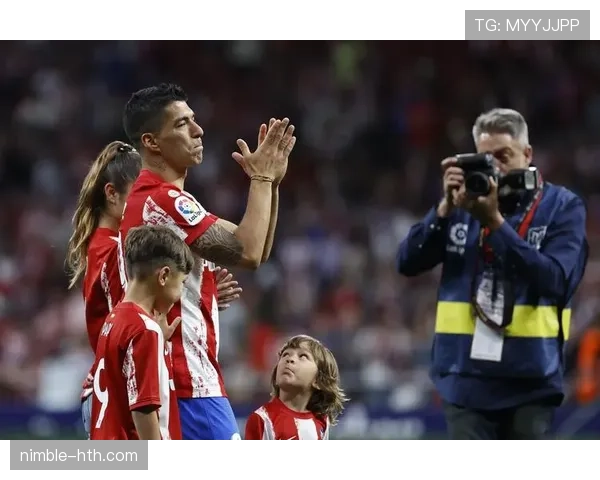 苏亚雷斯训练完直接去超市抢打折牛排，这反差谁懂啊